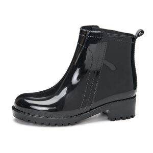 Anti-slip rubber shoes in tube water shoes farm